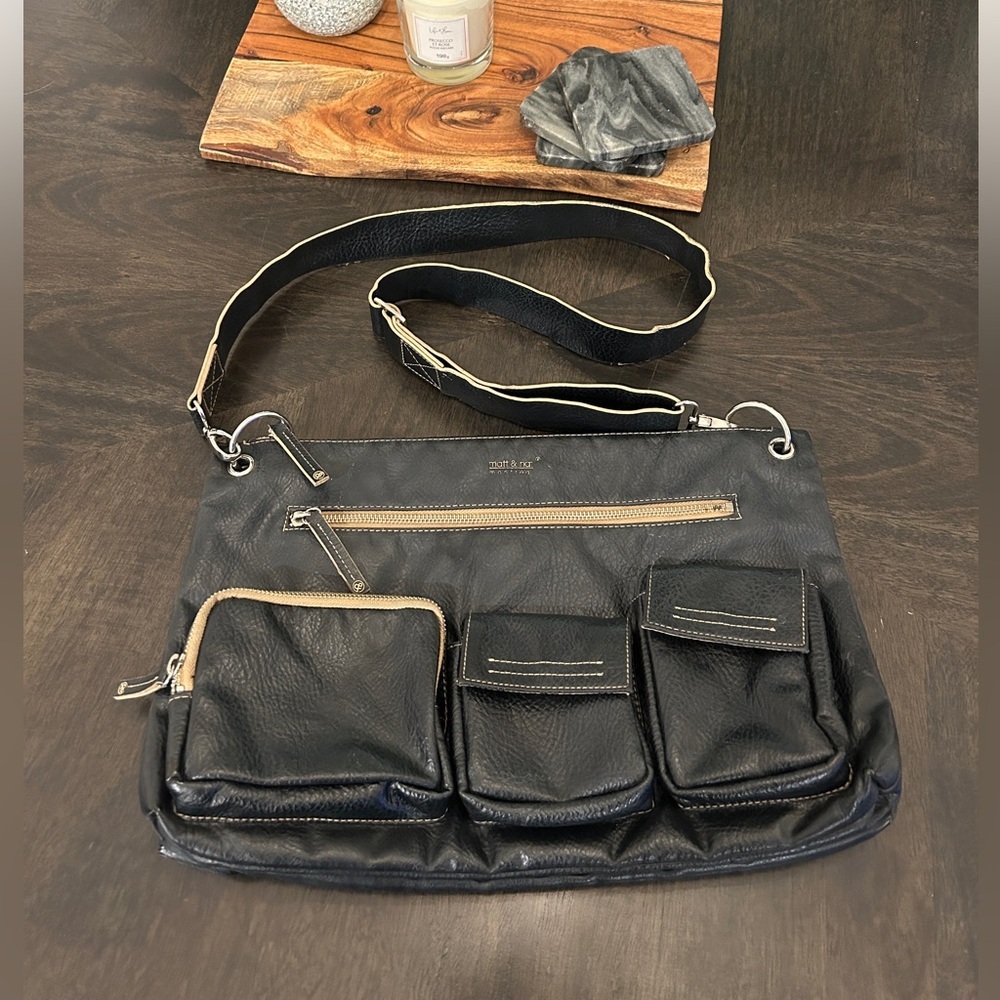 MATT & NAT ~ Vintage butter soft vegan leather unisex messenger handbag - Picture 2 of 16
